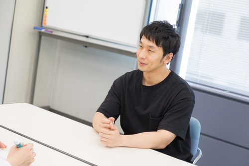 得意気にビジネスモデルを語るIT社長の男性