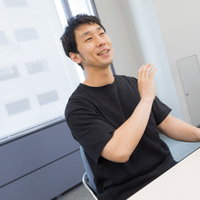 インタビュー中にアイーンをする元芸人の起業家男性の写真