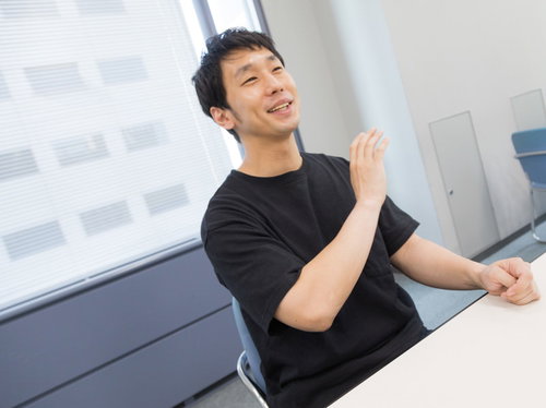 インタビュー中にアイーンをする元芸人の起業家男性