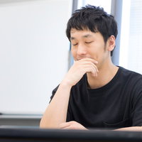 質問に答えられず考えてしまうインタビュー初心者の男性の写真