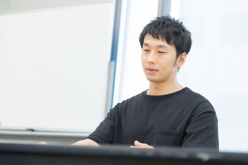 長時間のインタビューに疲労を隠せない男性