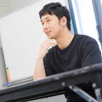 在庫管理のコツを語るECサイト運営者の男性の写真