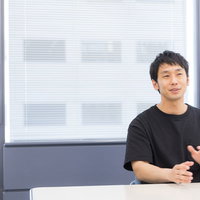 縦長タイプのろくろを回しながら対談するインタビュイーの写真