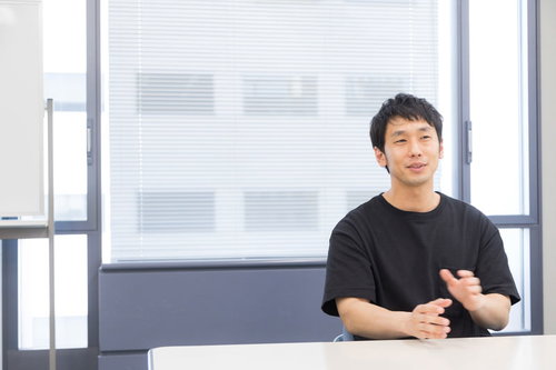 縦長タイプのろくろを回しながら対談するインタビュイー