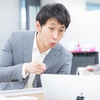 隣の席から誤字脱字を指摘するおせっかいな先輩の写真