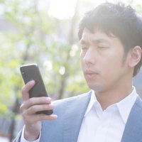 メッセージが既読にならない状況に悩む男性の写真