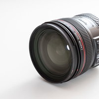 キャノン24-70mmのマクロレンズ 赤ラインロゴ付きの写真