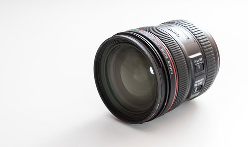 キャノン24-70mmのマクロレンズ 赤ラインロゴ付き
