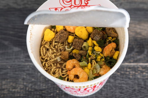 お湯を入れる前のカップ麺、乾燥した麺と具材が見える状態