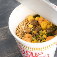 白いカップに入ったカップラーメンのかやく（加薬）の写真