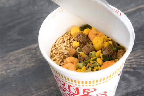 白いカップに入ったカップラーメンのかやく（加薬）