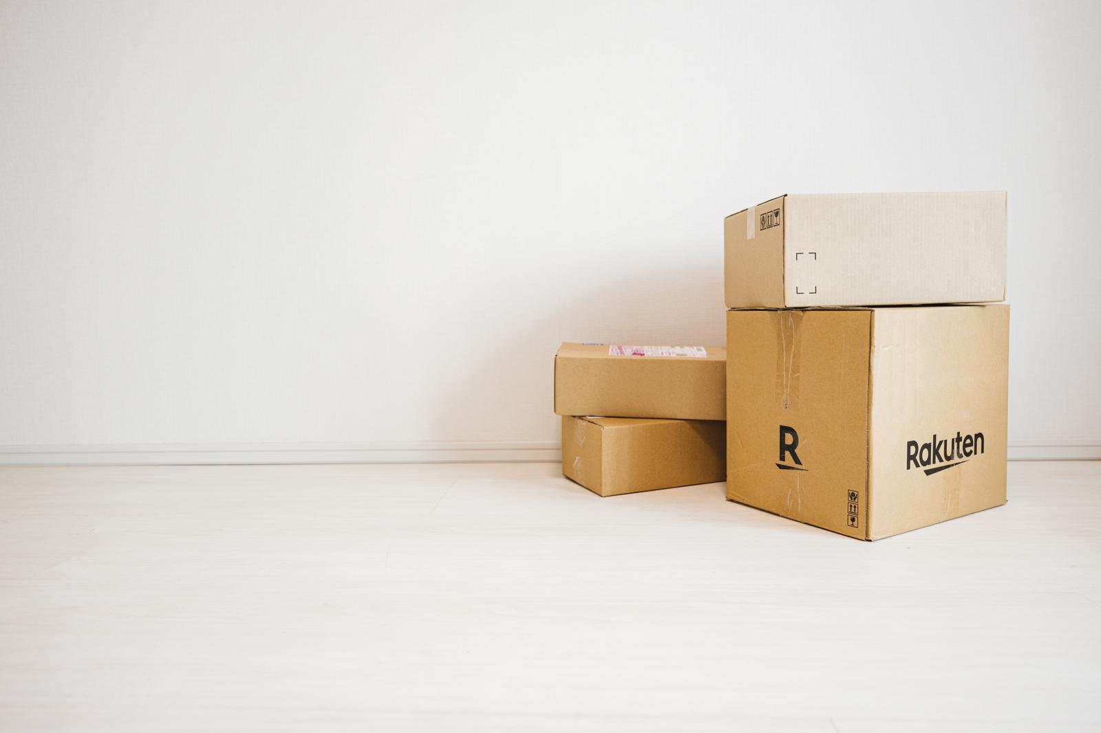 楽天のロゴが入ったダンボール箱が積み重ねられている