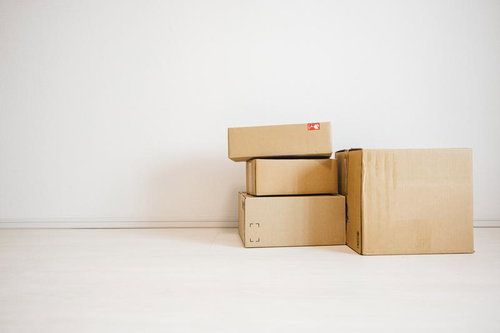ネットショップで届いたダンボール類の積み重ね