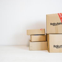 楽天から届いた赤いわれもの注意シール付きのダンボールの写真