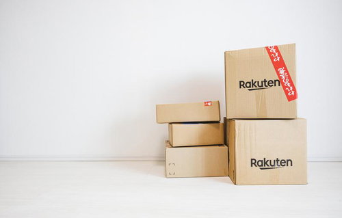 楽天から届いた赤いわれもの注意シール付きのダンボール