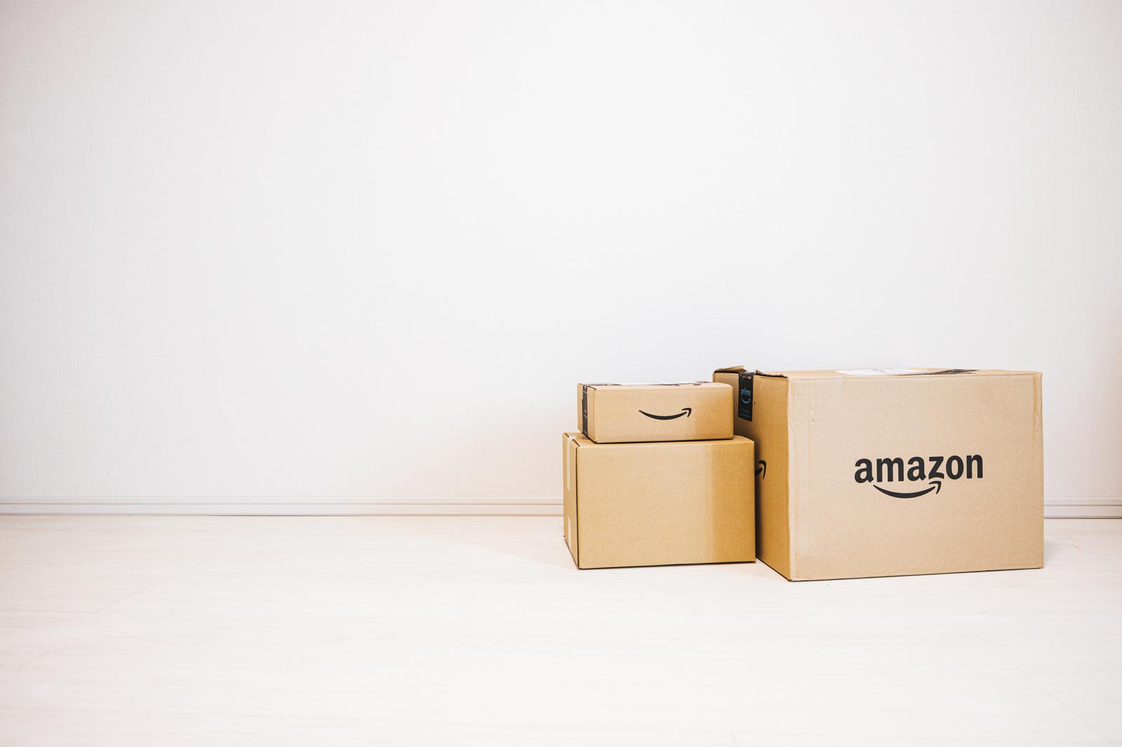 アマゾンのロゴが印刷された茶色い段ボール箱2個が積み重ねられている