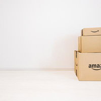 アマゾンのダンボール箱を積み重ねた配送梱包の写真