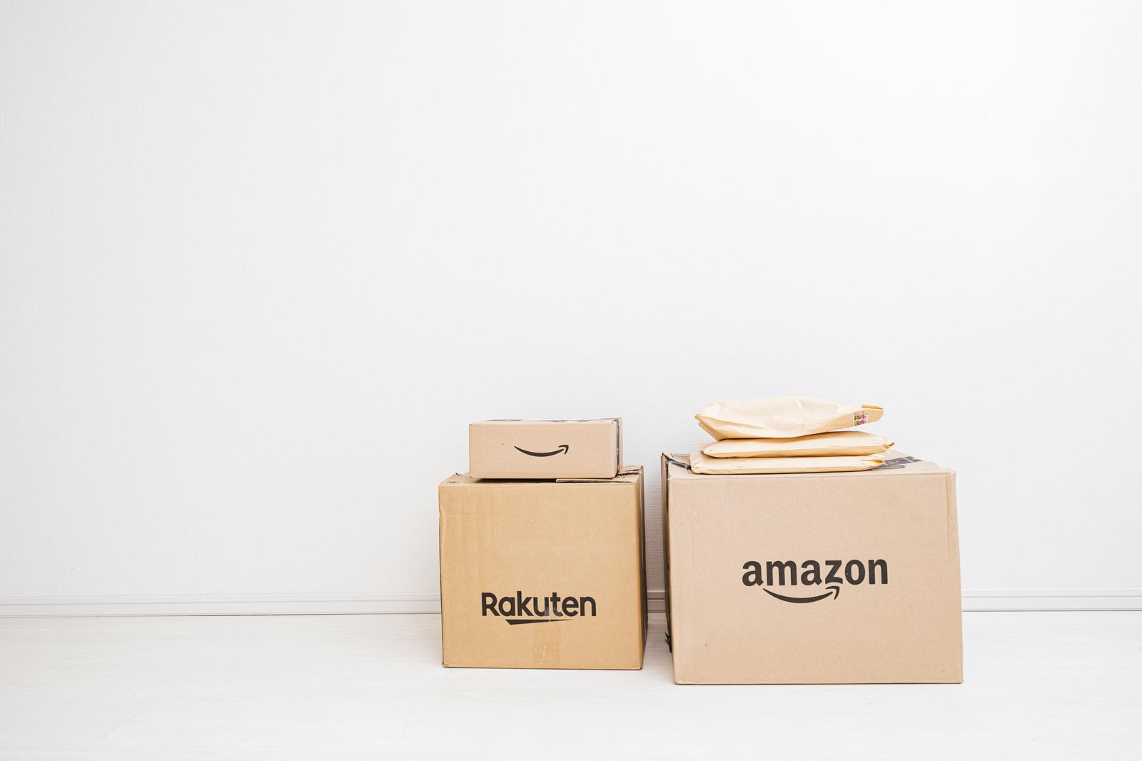 楽天とアマゾンのロゴが入ったダンボール箱が並んでいる