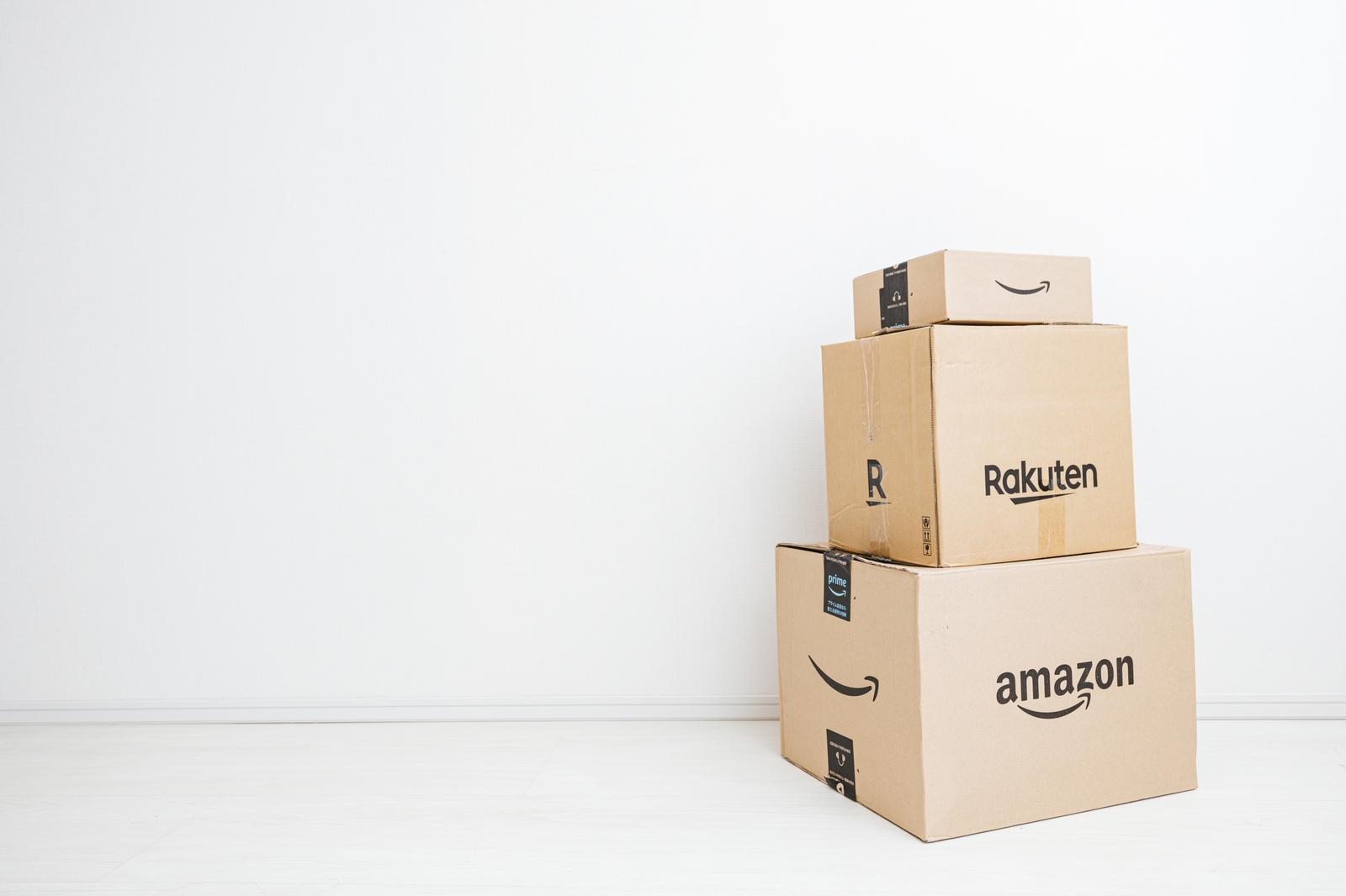 アマゾンと楽天のダンボール箱が積み重ねられている