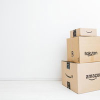 届いたばかりのアマゾンと楽天のダンボール箱の写真