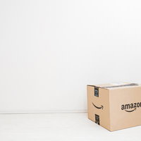 Amazonから届いた段ボール箱の荷物と配送ラベルの写真