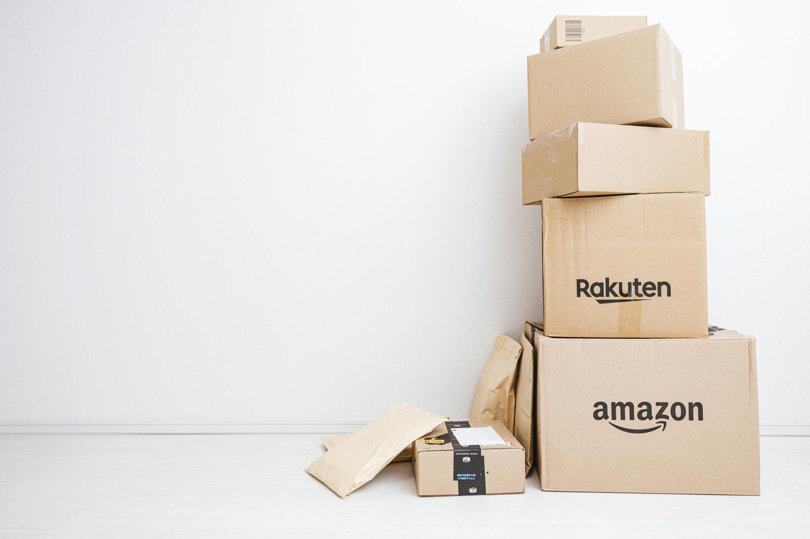 amazonとRakutenのロゴが入ったダンボール箱を積み重ねた状態