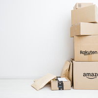 amazonとRakutenから届いたダンボール箱の積み重ねの写真