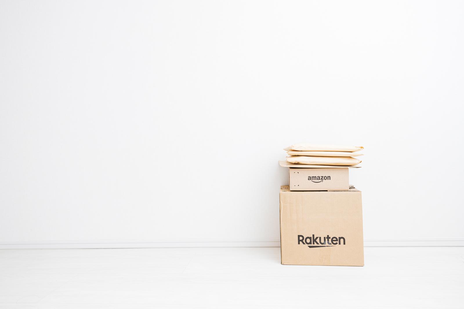 楽天とアマゾンのダンボール箱を積み重ねた配送荷物