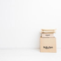 楽天とアマゾンから届いたダンボール箱を積み重ねた配送荷物の写真