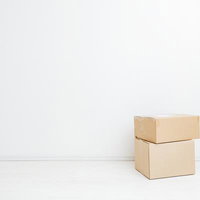 ダンボール箱がふたつ届きました。配送・配達の風景の写真