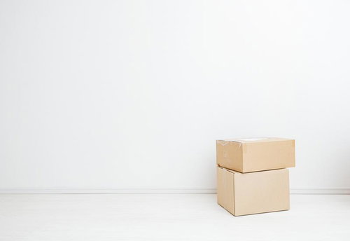 ダンボール箱がふたつ届きました。配送・配達の風景