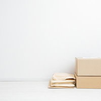 小型なダンボールと書籍っぽい商品の写真