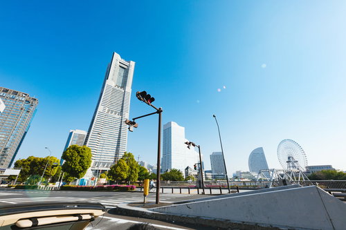 横浜みなとみらいでランドマークタワーを一望しながらオープンカーで走行中