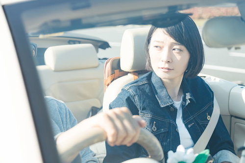 オープンカーを運転する彼がイキってて少し心配そうな彼女