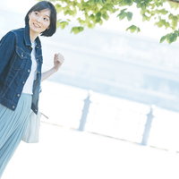 港近くの広場で楽しくデートする恋人同士のカップルの写真