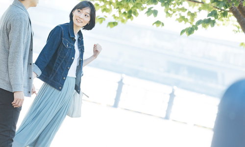 港近くの広場で楽しくデートする恋人同士のカップル