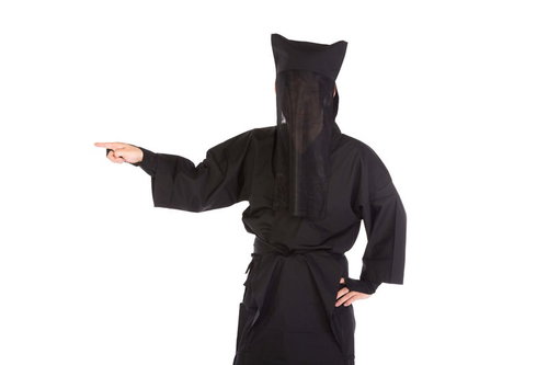 隣を指さす黒衣の黒子、左方向を案内する身バレなしのサポート役