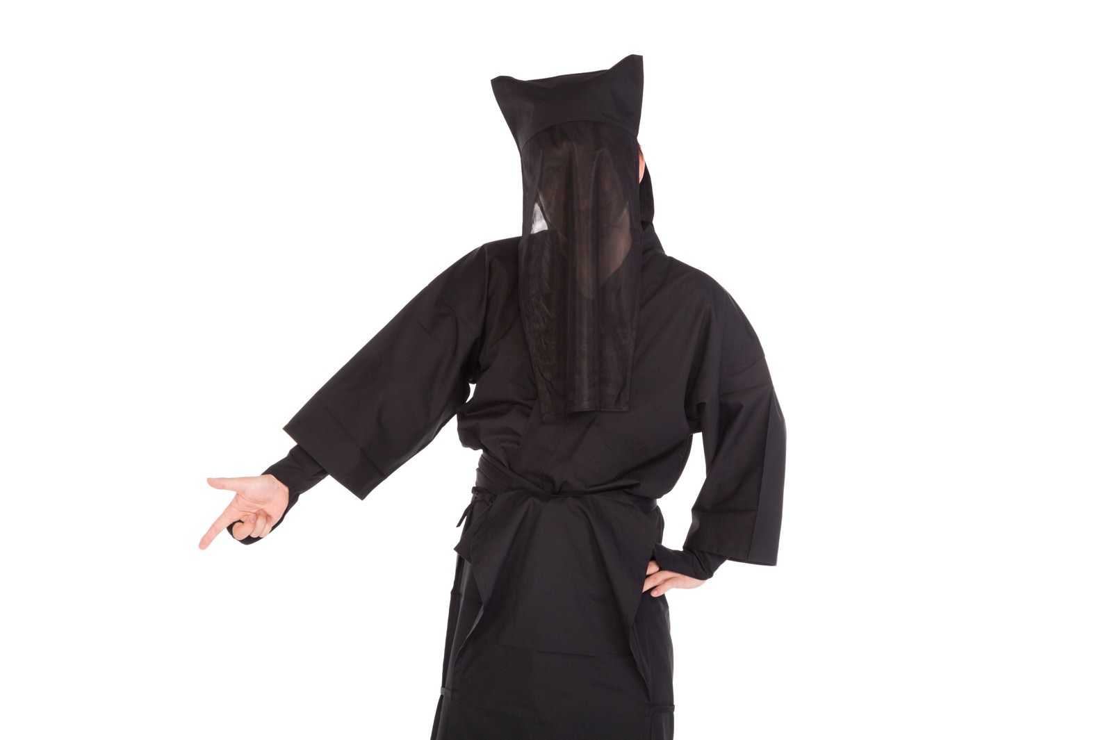 黒子姿で指をさす人物が、もう逃げ場はないんだぜと迫る［モデル：鈴木秀］