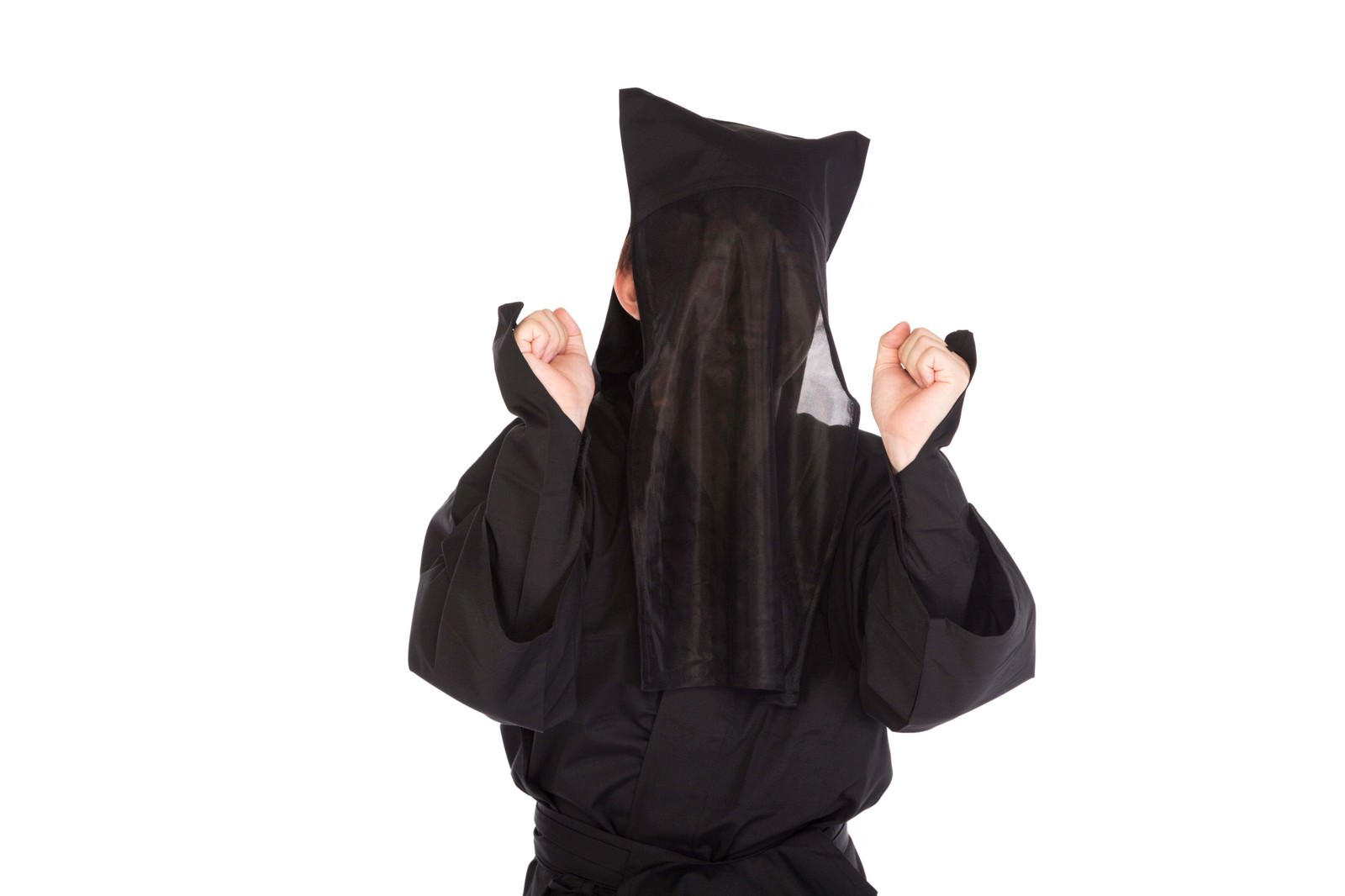 黒い衣装で顔を隠し、両拳を握って応援する匿名の黒子［モデル：鈴木秀］