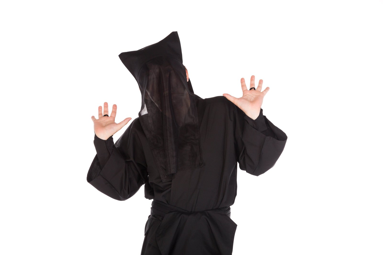 黒い衣装を着た人物が両手を上げて驚く表情を見せている［モデル：鈴木秀］