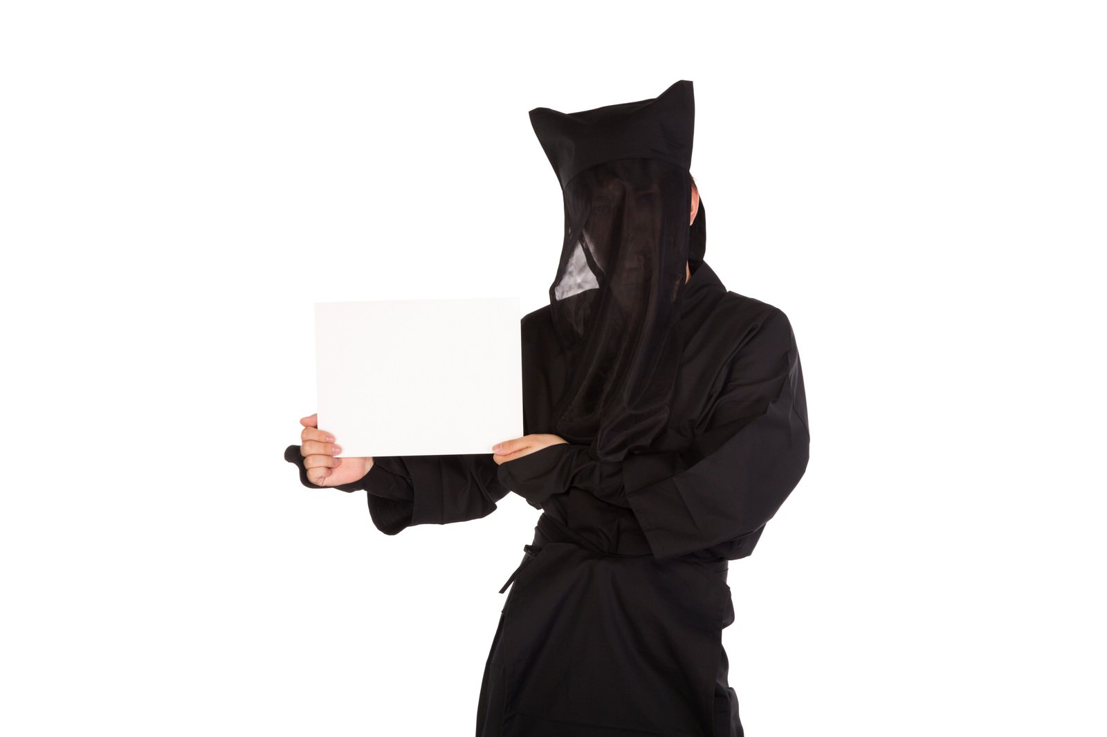 白いボードを持ち上げる黒い衣装とフード姿の人物［モデル：鈴木秀］