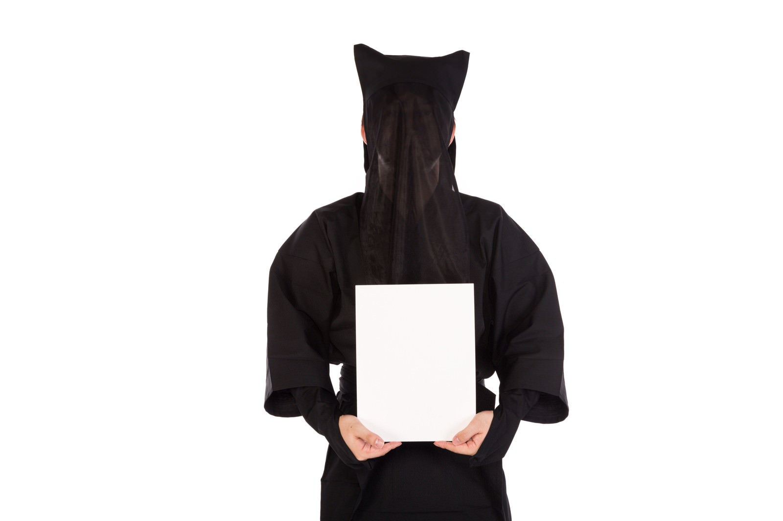 黒子が扇子でお知らせを告げる［モデル：鈴木秀］