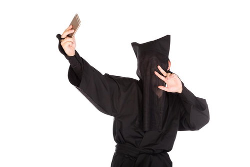 黒い衣装で自撮りを決めるオレチョーカッコイイ（ｶｼｬｶｼｬｯ