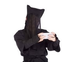 スマホゲームに夢中な黒子さんの写真