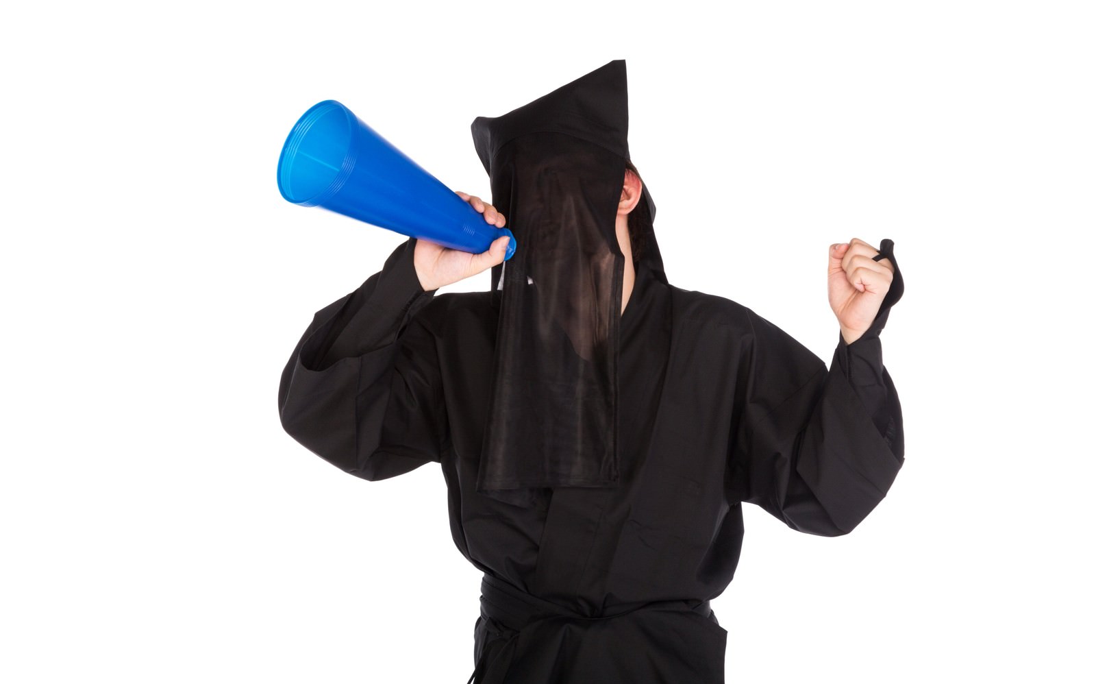 黒いパーカーで顔を覆い、青いメガホンを口に当てて気合いを入れている応援者［モデル：鈴木秀］