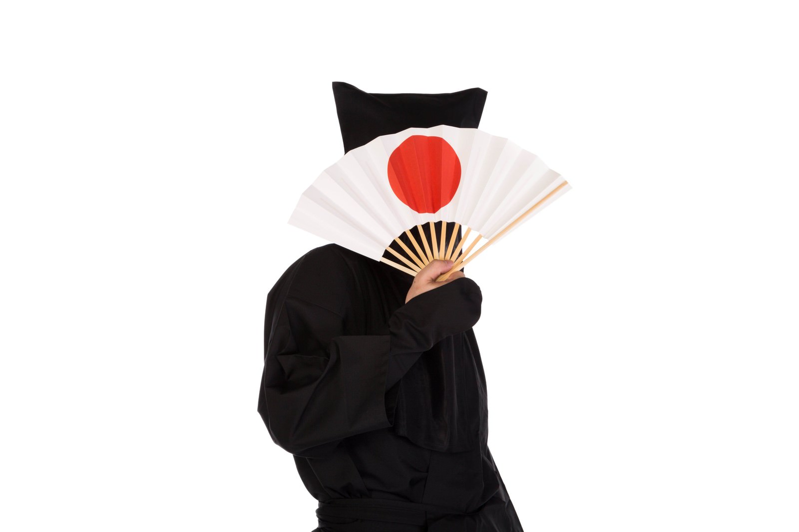 黒衣の人物が日の丸扇子を顔の前に広げる［モデル：鈴木秀］
