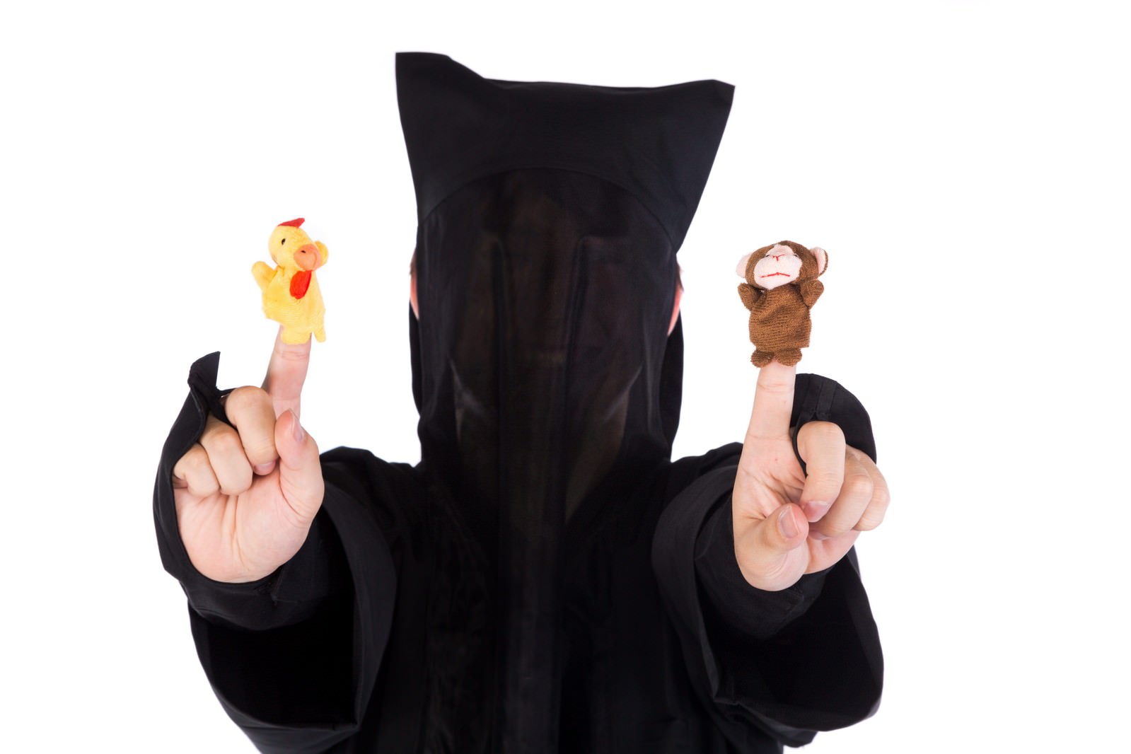 黒衣の黒子が指にはめた干支の指人形（申と酉）がバトンタッチする［モデル：鈴木秀］