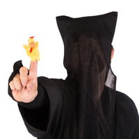 酉だと思われるクリーチャーを指に乗せた黒子姿の人物（干支）の写真