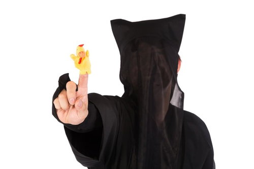 酉だと思われるクリーチャーを指に乗せた黒子姿の人物（干支）