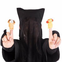 黒子姿で酉と戌の指人形を操る様子、舞台演技の小道具の写真